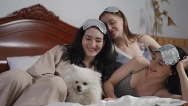 Três Jovens Mulheres Bonitas Com Máscaras Prata Suas Cabeças Cão — Vídeo de Stock