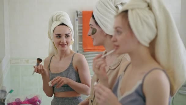 Três Namoradas Com Toalhas Cabeça Brincam Divertem Durante Procedimentos Cosmetologia — Vídeo de Stock