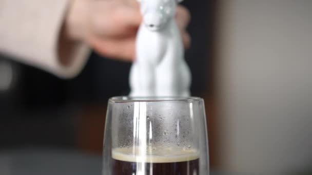 Yakın Plan Bir Kadın Cam Bir Kahve Bardağına Inek Şeklinde — Stok video