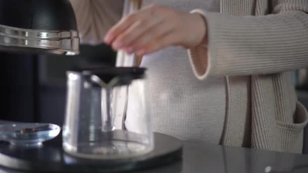 Yakın Plan Tanımlanamayan Hamile Bir Kadın Metal Bir Çaydanlıktan Masanın Stok Video