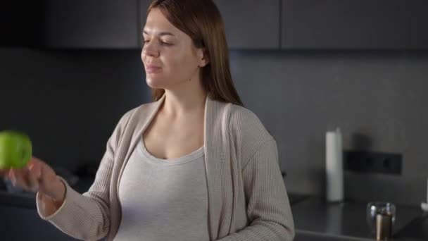 Una Mujer Embarazada Feliz Toma Una Manzana Verde Hábilmente Lanza Videoclip