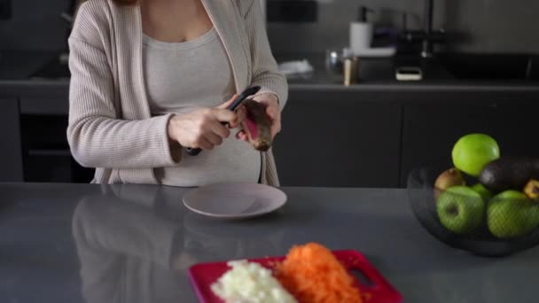 수없는 여성은 샐러드 야채를 그녀의 아파트의 부엌에서 테이블에 서있는 여자는 로열티 프리 스톡 푸티지