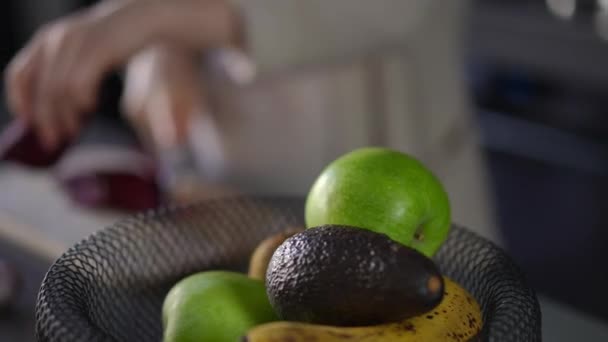 Close Basket Fruits Kitchen Table Background Out Focus Unrecognizable Woman — Stock Video