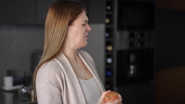 Primer Plano Una Mujer Embarazada Huele Una Cebolla Siente Intenso — Vídeos de Stock
