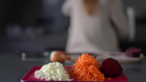Nærbillede Rødbeder Løg Gulerødder Skærebræt Tilberedes Til Madlavning Uigenkendelig Gravid – Stock-video