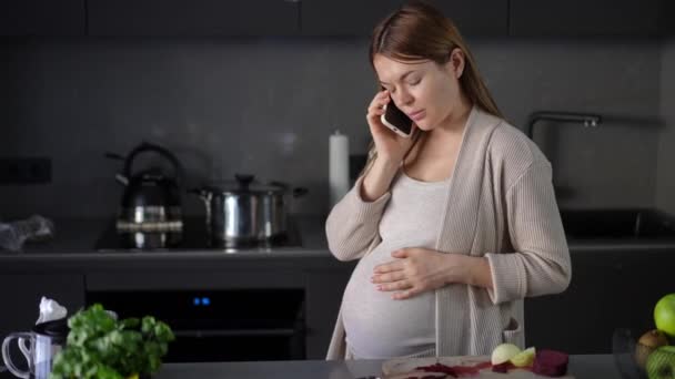 Una Mujer Embarazada Habla Por Teléfono Móvil Toca Vientre Con — Vídeos de Stock