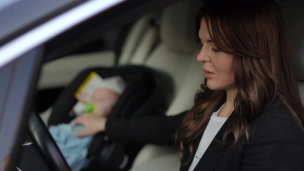 Zbliżenie Piękna Kobieta Siedzi Fotelu Kierowcy Samochodu Słucha Muzyki Uśmiechając — Wideo stockowe