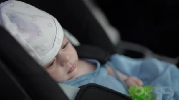 Gros Plan Bébé Portant Chapeau Assoit Dans Siège Auto Regardant — Video