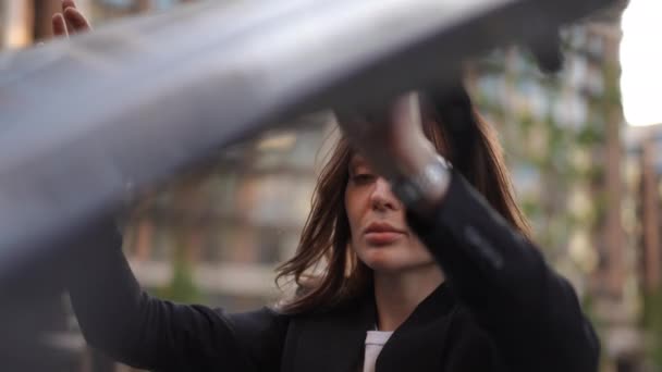 Mișcare Lentă Close Femeie Șofer Deschide Capota Unei Mașini Timp — Videoclip de stoc