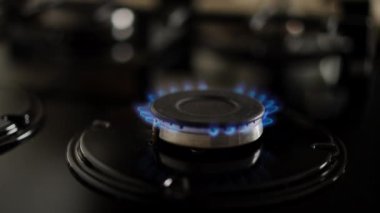 Ağır çekim. Yakın plan. Metal madeni paralar gaz ocağının kapağına düşer.