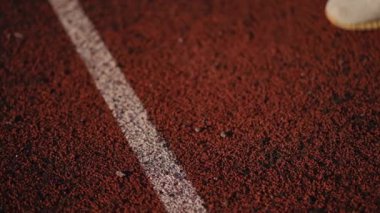 Yakın plan. Stadyumun başlangıç çizgisinde erkek sporcular ellerini öne uzatıyor.
