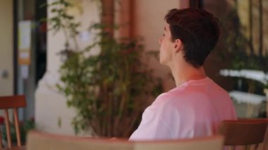 Bir adam güneşli bir günde kız arkadaşıyla kafeteryanın terasında tanışır. Genç bir adam genç ve güzel bir kadını kucaklıyor ve onu masaya oturmaya davet ediyor. Genç çift eğleniyor.