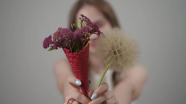 Renkli çiçekler ve şık bir düzende sunulan eşsiz çiçeklerle nefes kesici ve çarpıcı bir görüntü.