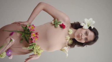 Doğanın ve insan formunun büyüleyici bir birleşimi. Hem çiçek sanatını hem de zarafeti kutluyor.