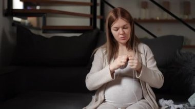 Hamile bir kadın derinden örgü örmeye, evinde samimi ve davetkar bir atmosfer kurmaya odaklanır.