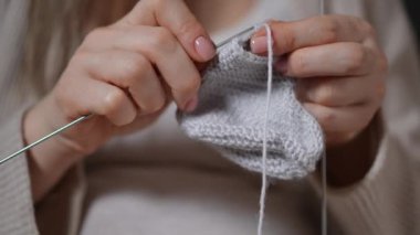 El işçiliği ve yaratıcılık sanatını kutlayan, rahat, gri bir öğe ören ellerin yakın çekim görüntüsü.