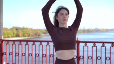 Sakin nehrin kıyısında sakin bir yoga anı. İç huzuru ve doğadaki farkındalığı gözler önüne seriyor.