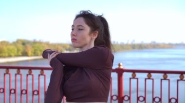 Yetenekli bir dansçı, dingin suyun yanında zarifçe dans eder. Güzelce zarafet ve akışkan hareketler sergiler.