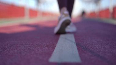 Canlı, canlı bir pistte, dinamik hareketi ve gerçek atletizmi canlı bir şekilde yakalayan bir ayağın yakın görüntüsü.