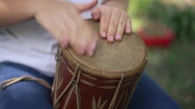 Çok güzel bir şekilde işlenmiş ve karmaşık bir şekilde tasarlanmış davul çalan bir insan, dokusunu ve sanatını gözler önüne seriyor.