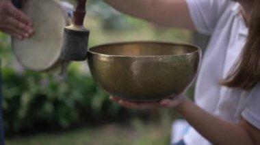 Neşeli anlar için müzik çanağı ve perküsyon enstrümanlarıyla rahatlatıcı bir açık hava ses iyileştirme seansının tadını çıkarın.