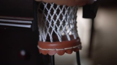 Detaylarını ve yapısını gösteren bir bilardo halkasının net ve kenarının detaylı bir görüntüsü.