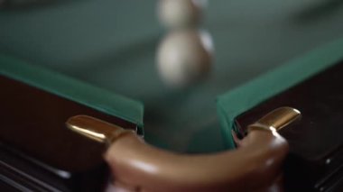 Bir bilardo masasının kenarı ve hareket halindeki bir topun güzel detaylı görüntüsü, çeşitli oyun temaları için ideal.