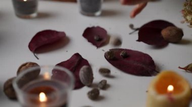 Yaprak ve mumlardan oluşan güzel bir düzenleme, sonbahar dekorunu geliştirmek ve sükuneti arttırmak için ideal.