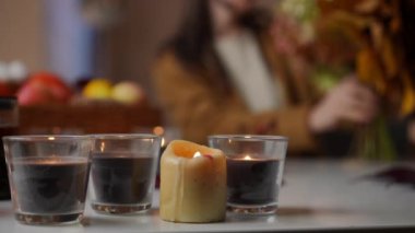 Bu dingin ortamda mumlar, taze çiçekler ve rahatlamak ve rahatlamak için mükemmel meyveler var.