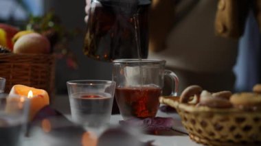 Sıcak bir çay eşliğinde sıcak bir atmosfer oluşturan abur cubur ve mumların keyfini çıkarın.