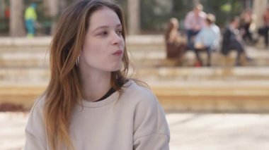 Kız sakızı havaya fırlatıyor ve ustalıkla ağzıyla yakalıyor..