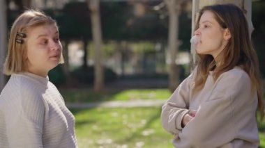 İki yakın arkadaş, doğal güzelliklerle çevrili bir açık hava ortamında barışçıl bir anın tadını çıkarırlar.