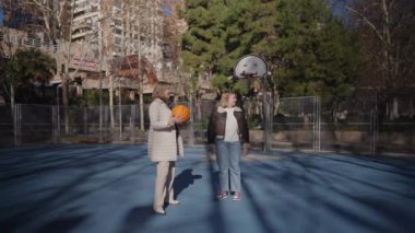 Üç yakın arkadaş dışarıda basketbol oynarken eğlenceli ve eğlenceli bir anın tadını çıkarıyorlar.