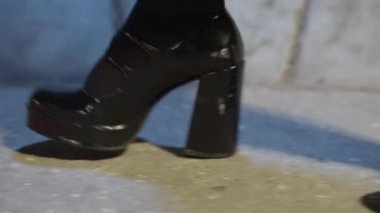 Bu zarif siyah topuklu ayakkabılar şık toka detaylarıyla süslenmiş, modaya uygun ve modaya uygun bir görünüm yaratıyor.