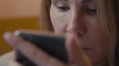 Cep telefonu fobisi. Sıfır fobi. Güzel bir kadın günlük hayatta akıllı telefon kullanıyor. Cep telefonu kullanan bir kadın. Cep telefonunun olmaması fobisi.