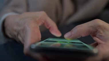 Bir kişi yeni bir durum güncellemesi yüklediğinde, sohbet listesinde de görünecektir: size haber verdikleri durum güncellemesini görmek için sadece profil fotoğrafına dokunmanız yeterlidir.