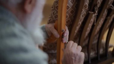 Yetenekli bir zanaatkar klasik mobilyaları restore ediyor ve olağanüstü ustalığını sergiliyor.