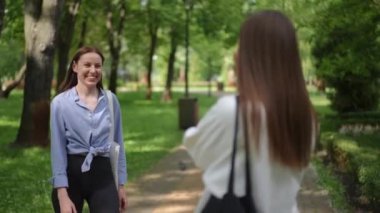 Huzurlu bir parkta sevgi ve neşe saçan iki kadın. Günlük kıyafetleri, yemyeşil bir zemin üzerine kurulmuş bu samimi ana özgünlük hissi katıyor. Şey...