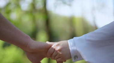 Güzel ve derin bir bağlantı, iki elin sakin ve doğal bir arkaplanda nazikçe birbirine tutunması gibi gösterilir.