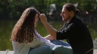 Göl kıyısında, bir çift birlikte vakit geçirmekten zevk alır, doğalarında sevgi ve bağlarını gösterir, güzellik.