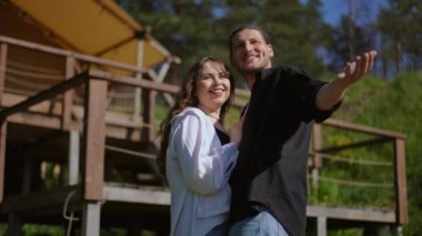 Mutlu bir çift dışarıda güneşli bir günün tadını çıkarır, gerçek aşkı yayar ve çarpıcı bir ortamda bol bol neşe saçar.