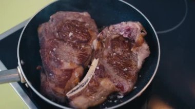 Rubia Gallega soyundan kurumuş tombul bir bifteğin sıcak tavada kızartılmış hali. Mermer dokusuyla ve tereyağlı aromasıyla bilinen bu İspanyol lezzeti,