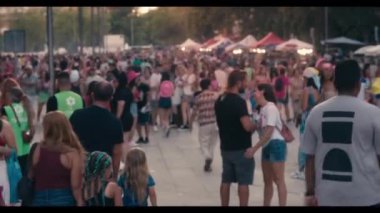 Madrid, İspanya, 20 Temmuz 2024. Kolombiyalı şarkıcı Karol G 'nin heyecanla beklediği konser öncesinde Madrid' deki Santiago Bernabeu stadyumunun dışındaki plazada toplandı. Video görüntüsü...