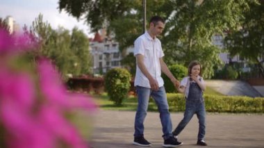 Sevgi dolu bir ebeveyn ve çocukları güzel bir park ortamında birlikte çok güzel vakit geçiriyorlar.
