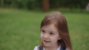 Keyifli genç bir çocuk açık havada taze portakallardan zevk alır, saf neşe yayar ve doğayla bağlantı kurar.