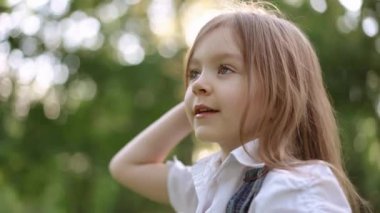 Huzurlu ve sakin bir görünüm, uzun dalgalı saçlı bir kız, güzel çerçeveli gür, canlı yeşillik