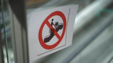 Belirgin bir şekilde gösterilen hiçbir giriş işareti belirlenmiş bir bölgeye erişimi etkin olarak yasaklamaktadır