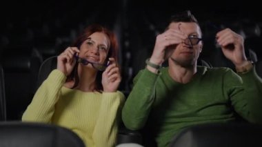 Çift heyecanlı bir şekilde sinemadaki 3 boyutlu film deneyimleri için hazırlanıyor, üç boyutlu gözlüklerini stereoskopik gerçekliğe göre ayarlıyorlar. Filmin 3 boyutlu halinin keyfini çıkarmaya hazırlar.