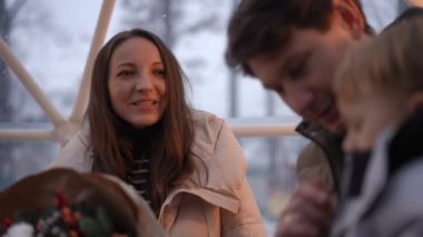 Kışın çekilen hoş ve sıcak bir aile anı, aralarında paylaştıkları derin sevgi ve bağlantıyı gözler önüne seriyor.