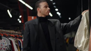 Modern bir moda mağazasında bulunan son trendleri gururla sergileyen şık ve şık bir birey.